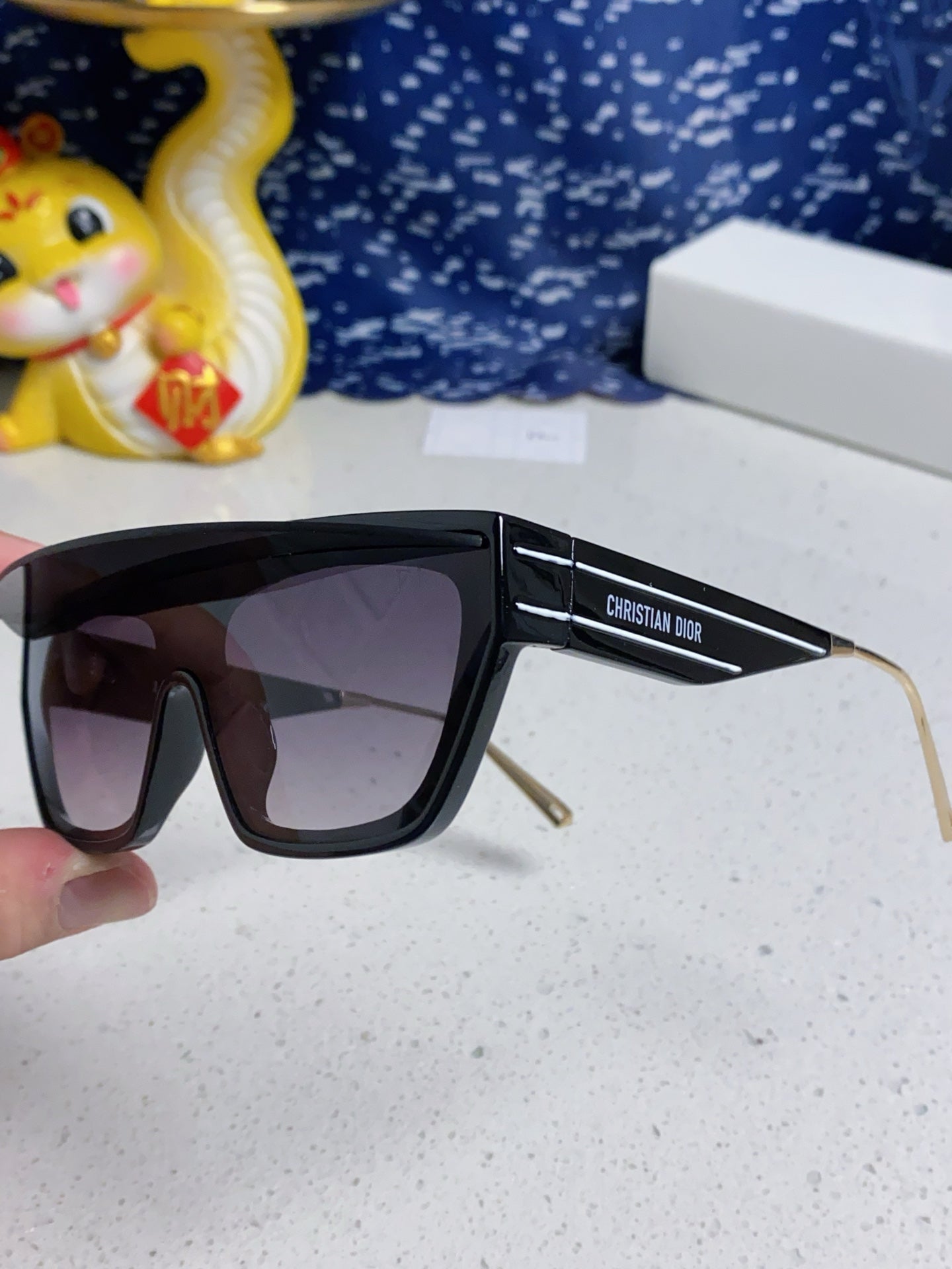 Montaigne Sunglass Club M7U In Black Acetate