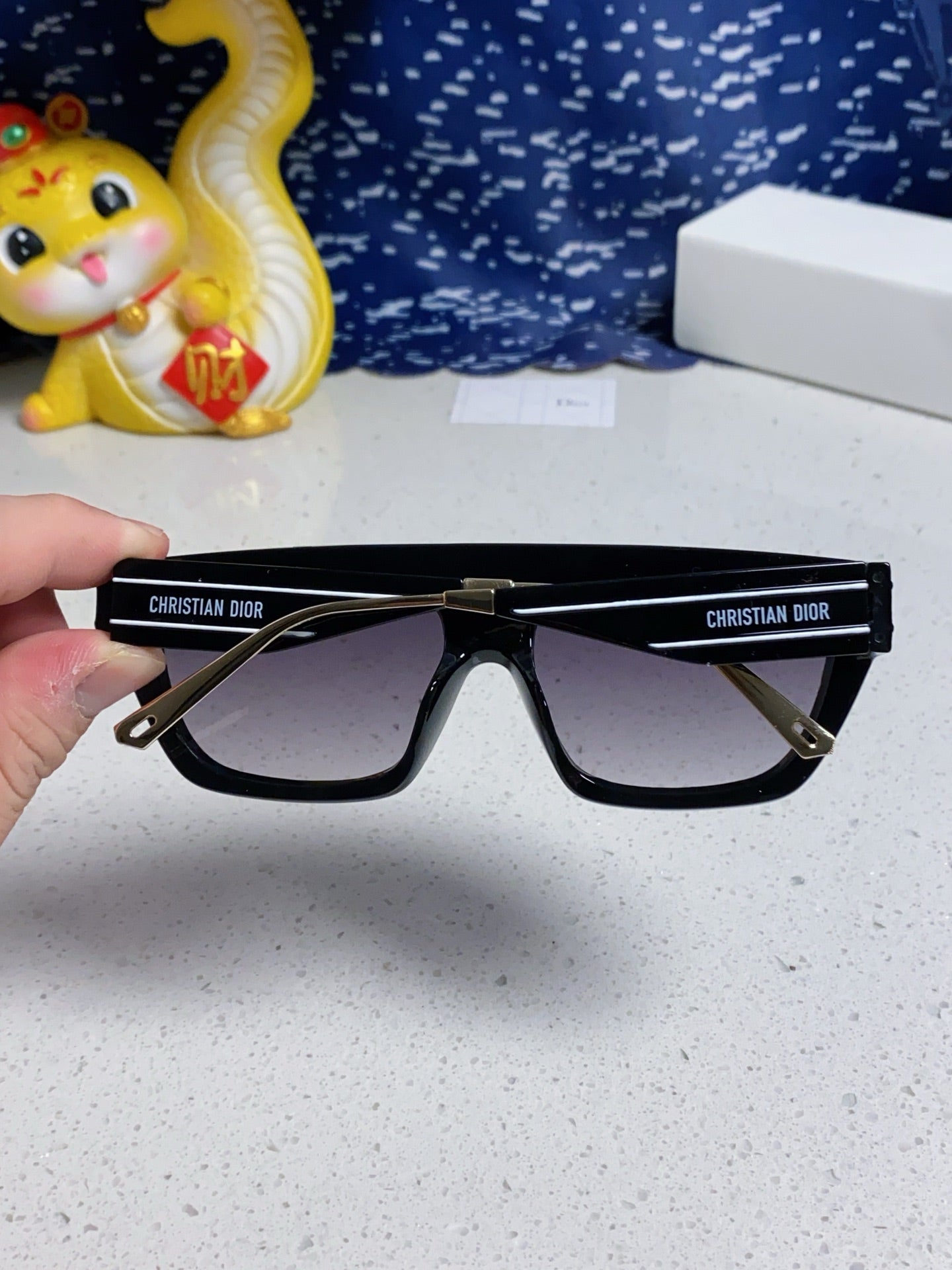 Montaigne Sunglass Club M7U In Black Acetate