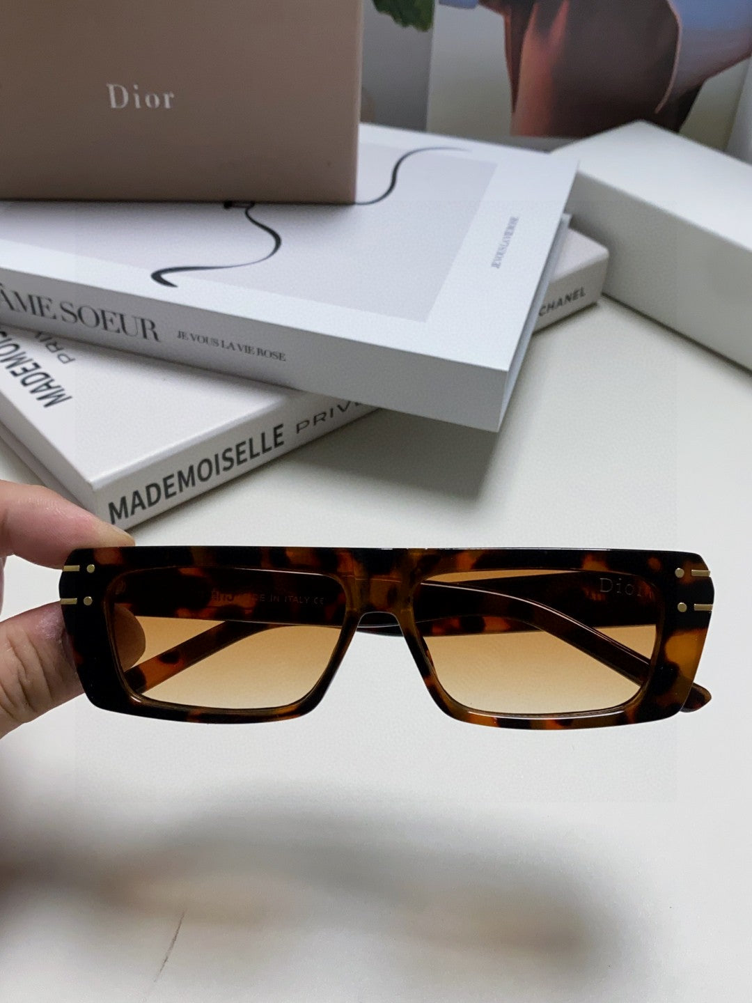 Signature Sunglass 571587 In Havana Acetate