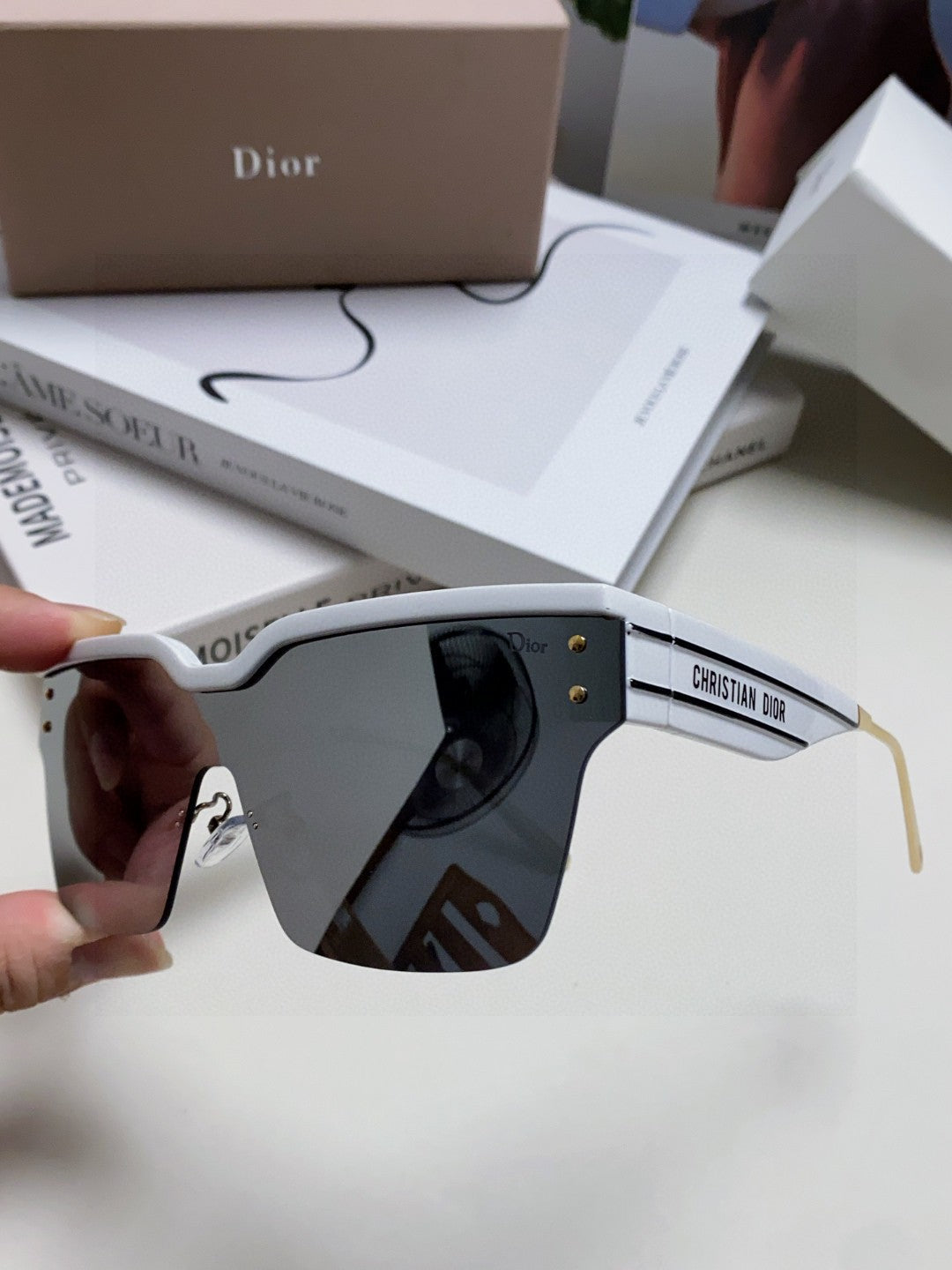 Oblique Sunglass 571600 In White Metal Black Mirror Lenses
