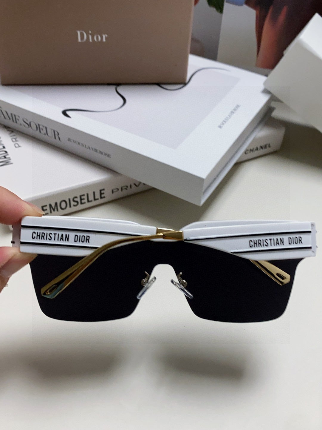 Oblique Sunglass 571600 In White Metal Black Mirror Lenses