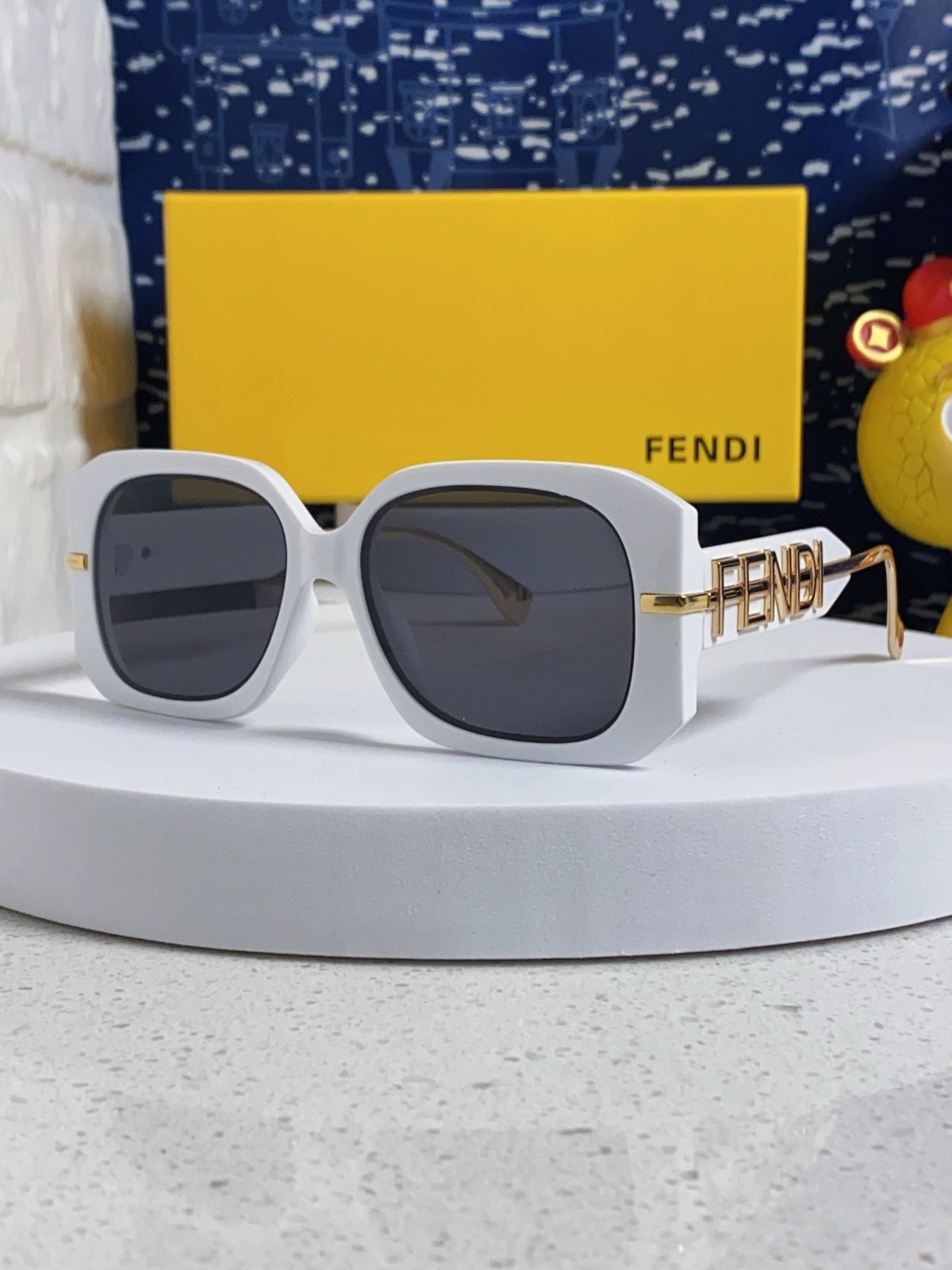 Oversizes Ff Diamonds Square Sunglasses 551639 In Acetate