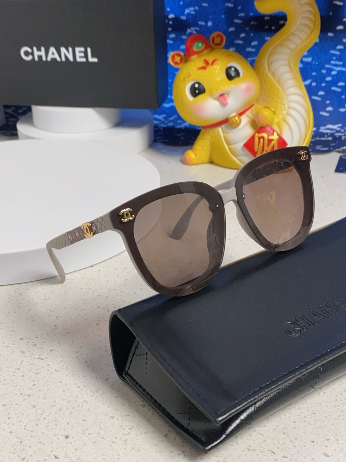 Brownline Sunglasses 638936 In Light Gray Acetate