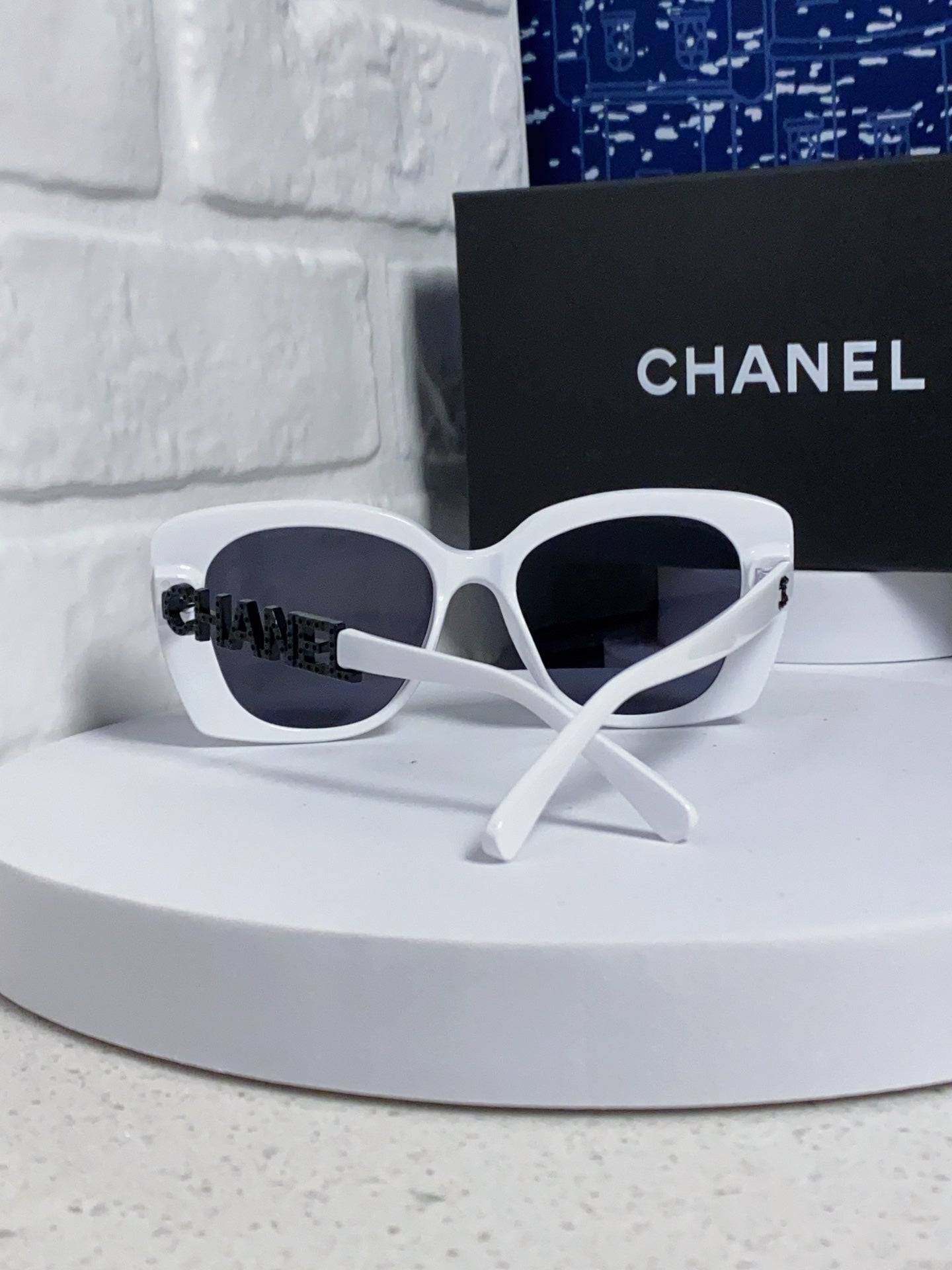 Butterfly Sunglasses 641813 In White Acetate Black Metal Logo