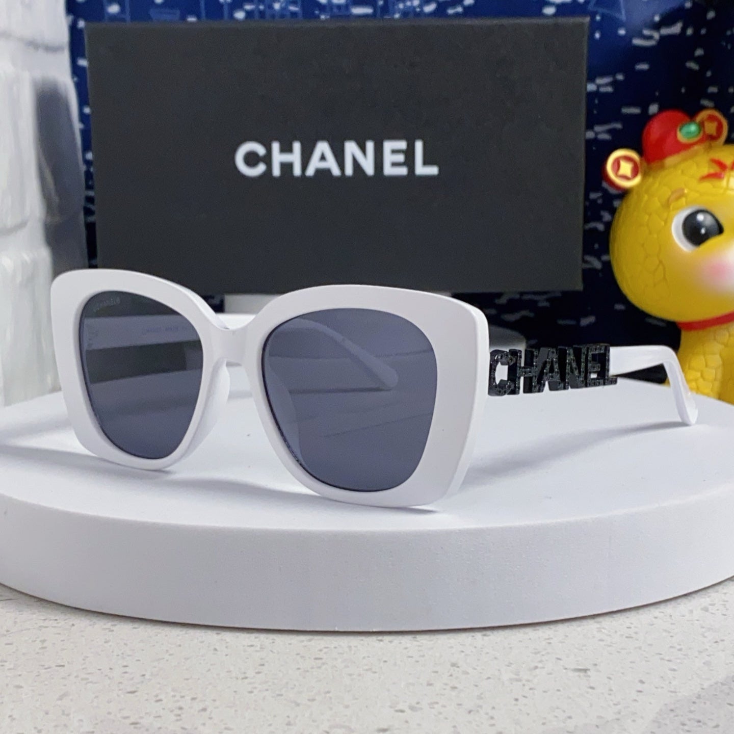 Butterfly Sunglasses 641813 In White Acetate Black Metal Logo