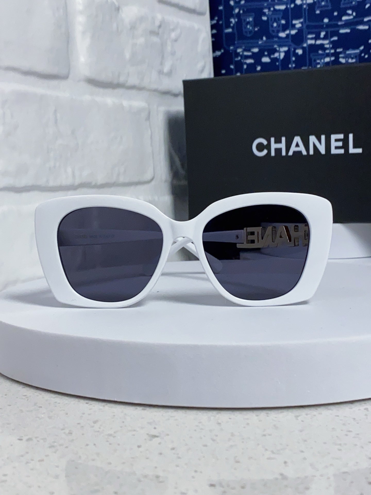 Butterfly Sunglasses 641814 In White Acetate Gold Metal Logo