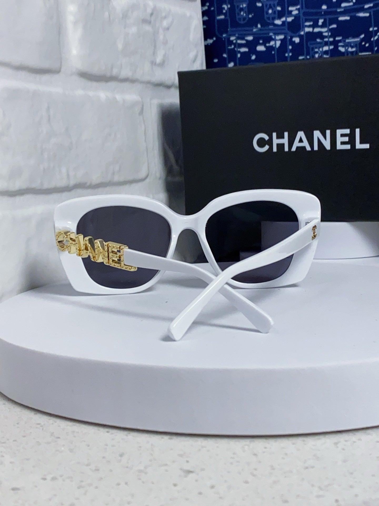 Butterfly Sunglasses 641814 In White Acetate Gold Metal Logo