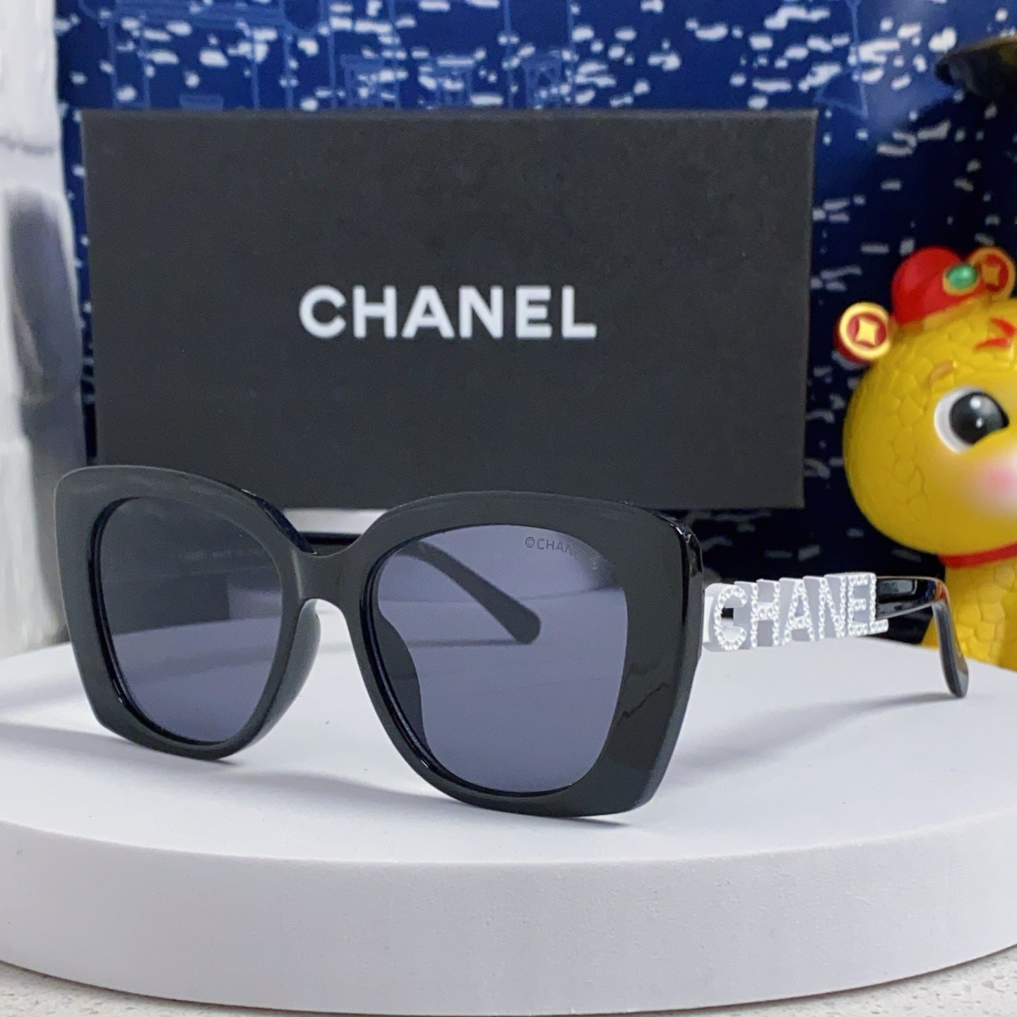 Butterfly Sunglasses 641815 In Black Acetate White Metal Logo