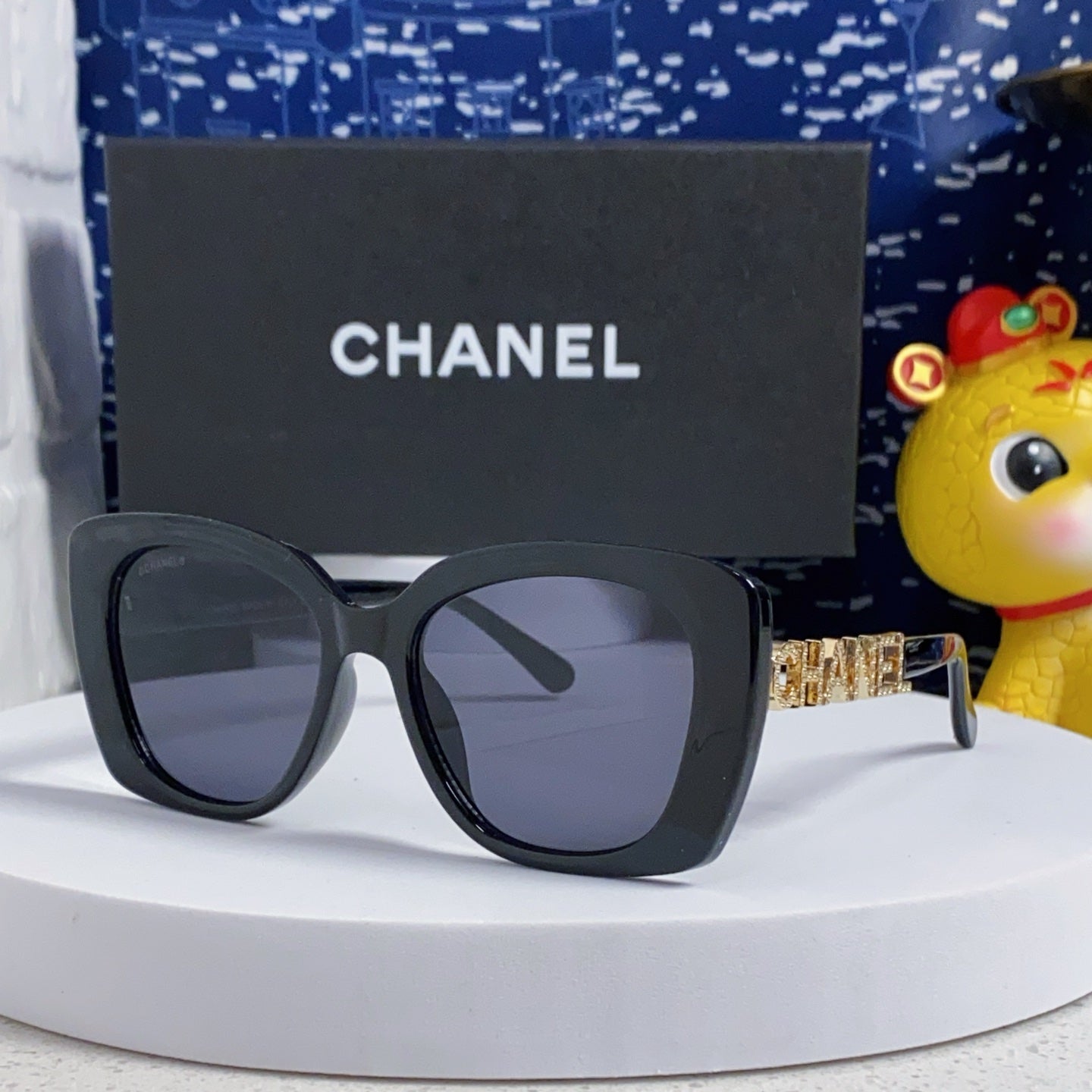 Butterfly Sunglasses 641816 In Black Acetate Gold Metal Logo