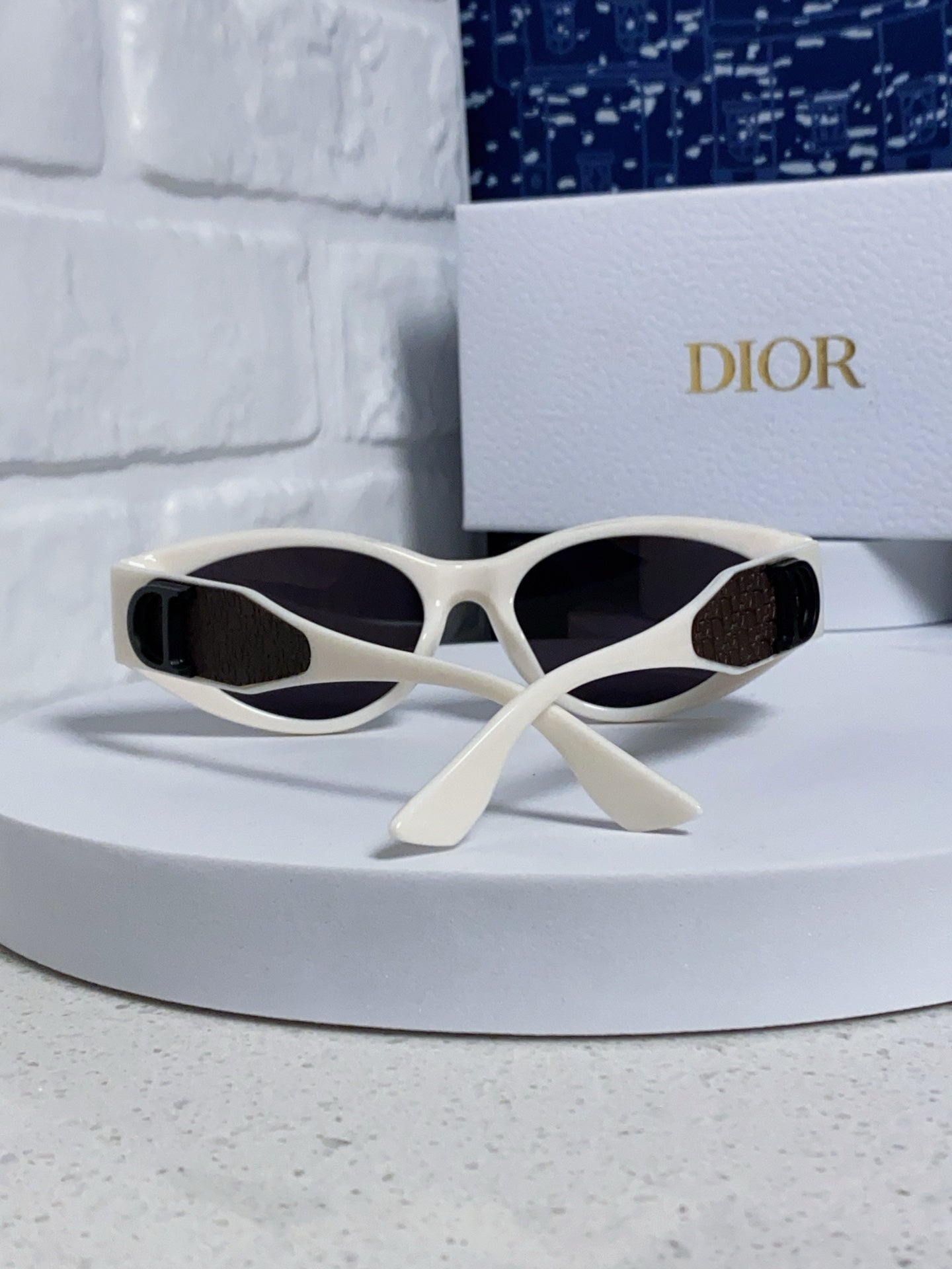 Montaigne Sunglass 578113 In Off White Acetate