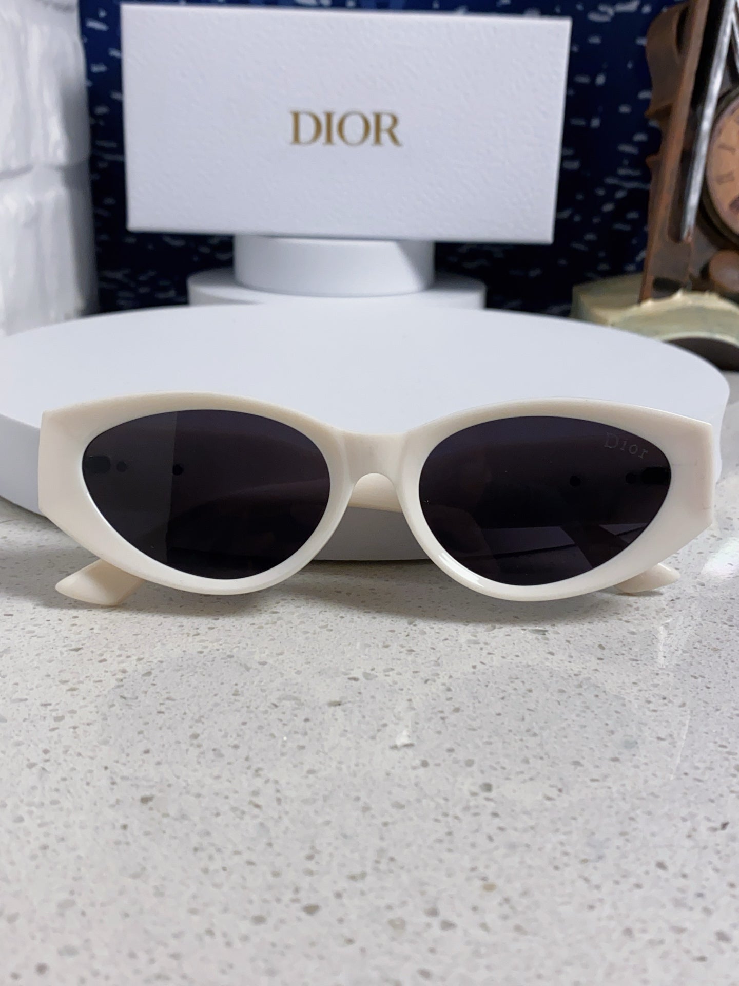 Montaigne Sunglass 578113 In Off White Acetate