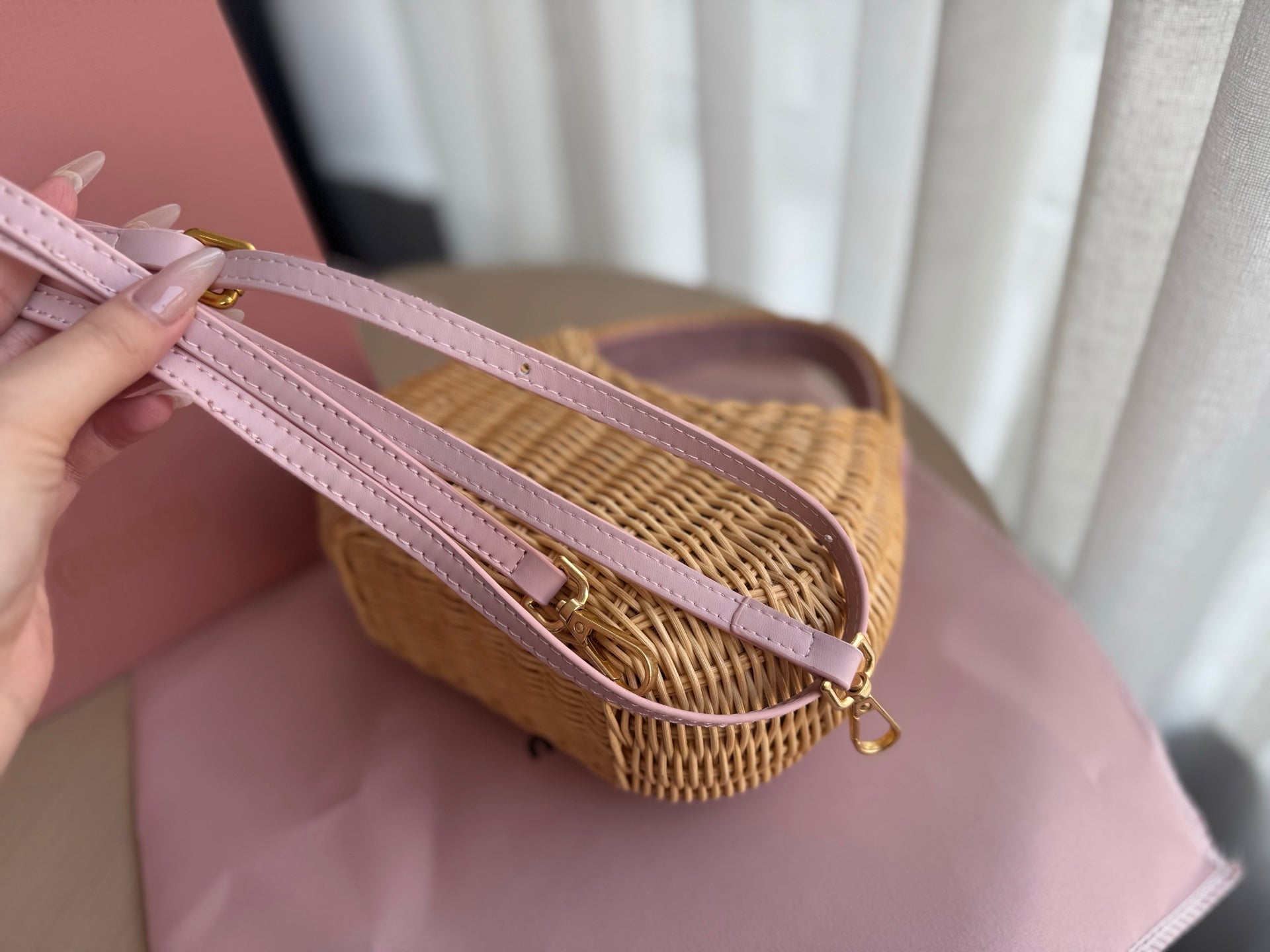 WANDER WICKER HOBO BAG 20 IN BROWN HANDWOVEN WITH PINK CALFSKIN LOGO