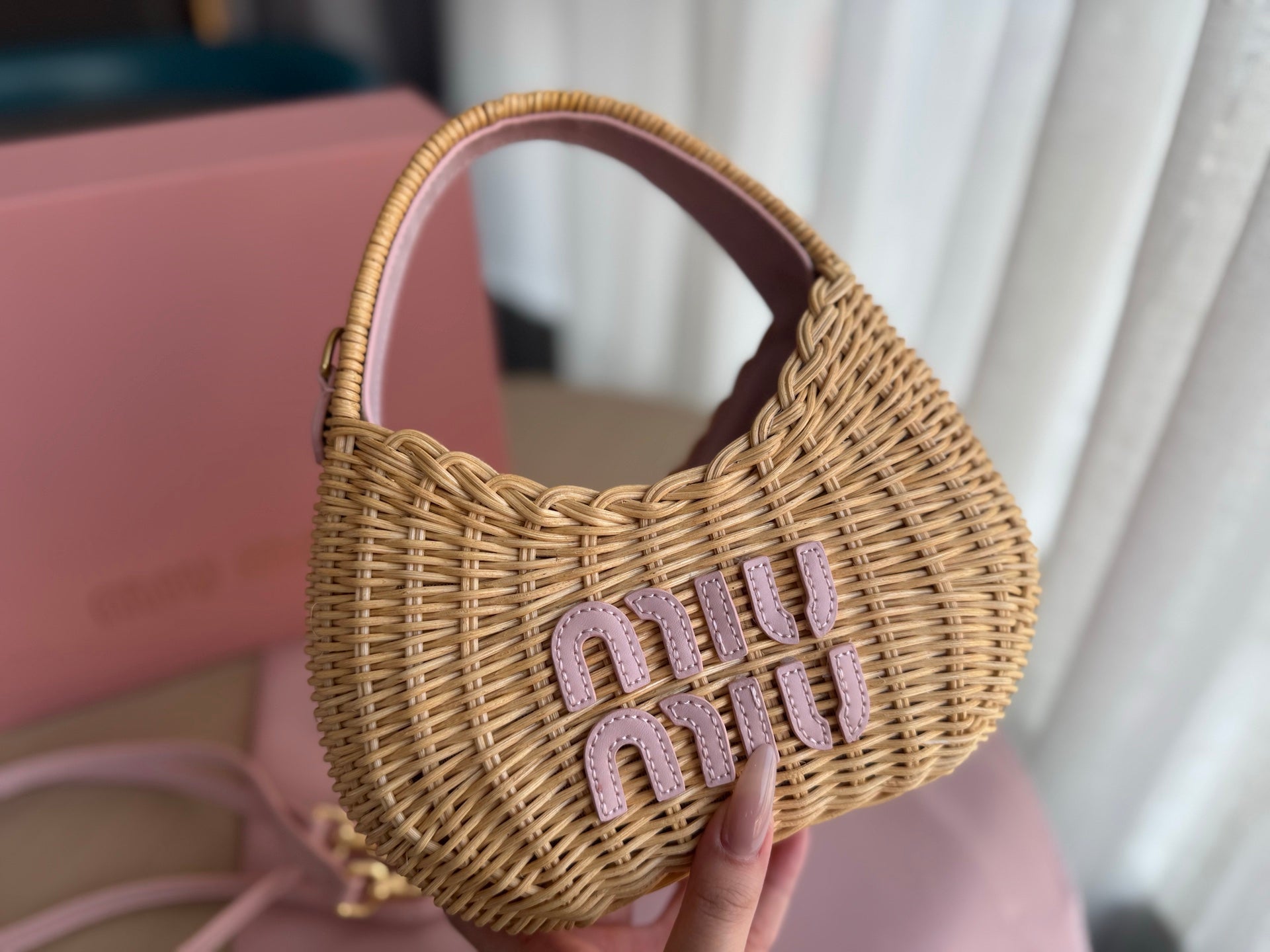 WANDER WICKER HOBO BAG 20 IN BROWN HANDWOVEN WITH PINK CALFSKIN LOGO