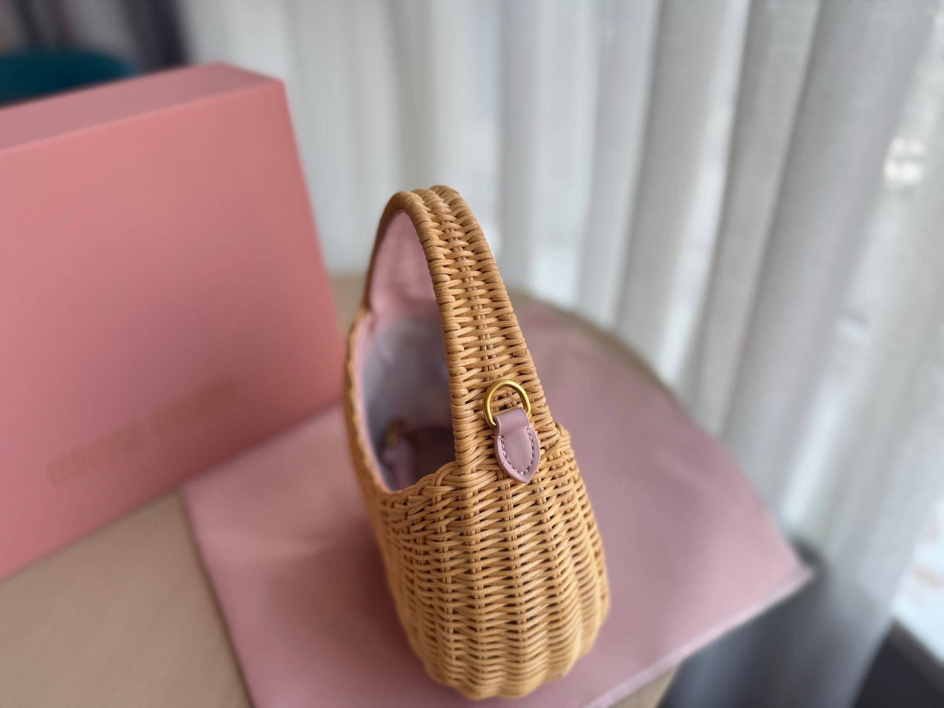 WANDER WICKER HOBO BAG 20 IN BROWN HANDWOVEN WITH PINK CALFSKIN LOGO