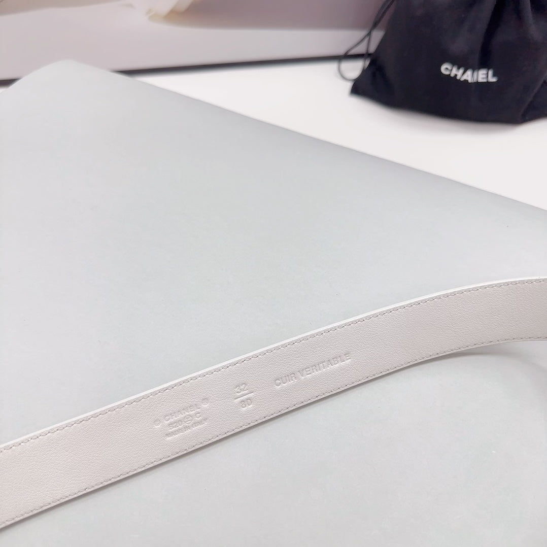 Cc 30Mm Belt In White Smooth Calfskin Metal Logo Gold Hardware