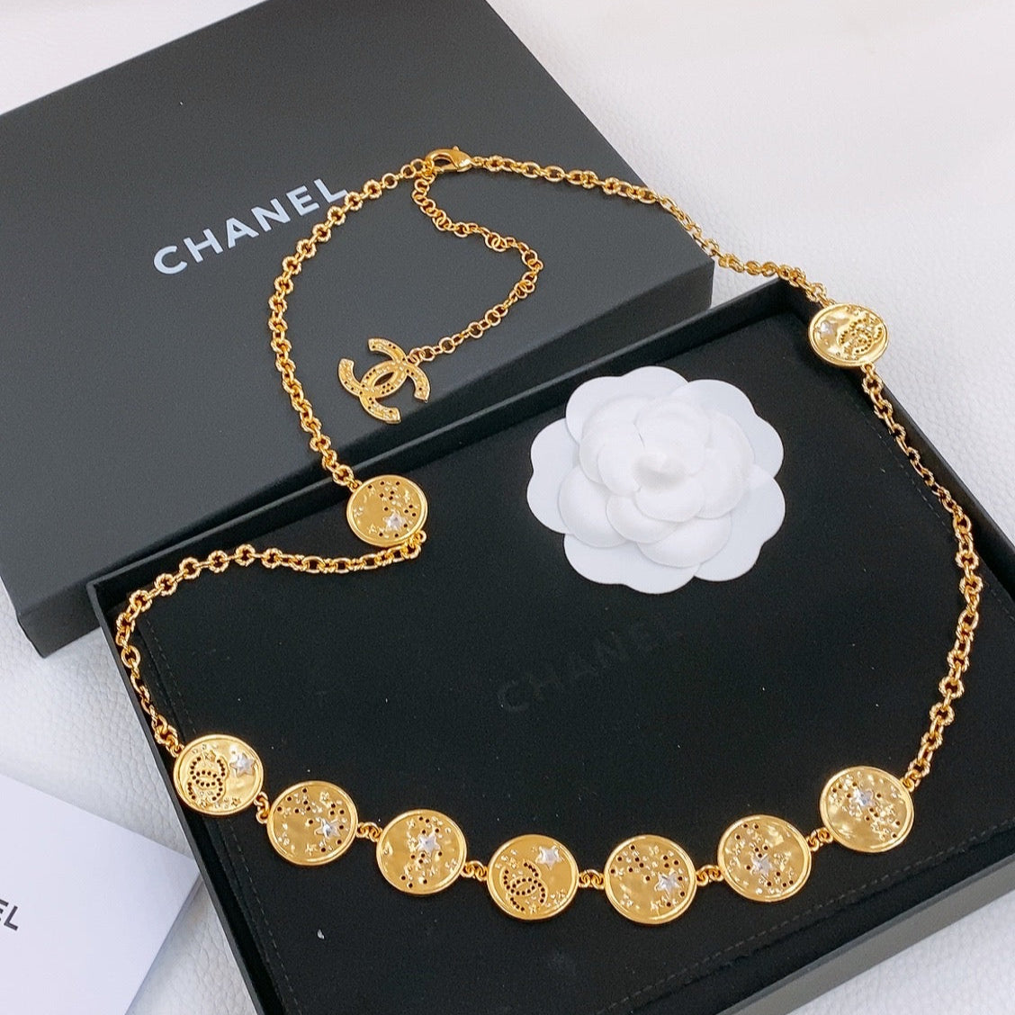 Twisted Chain Belt With Rhinestones And Logo Plate In Gold Tone